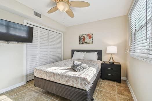 bedroom featuring a closet and ceiling fan