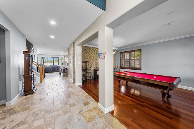 rec room featuring light hardwood / wood-style floors, crown molding, and billiards