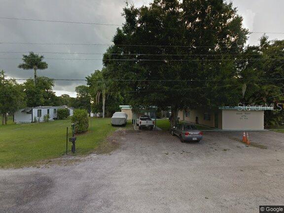 view of front facade featuring a front yard