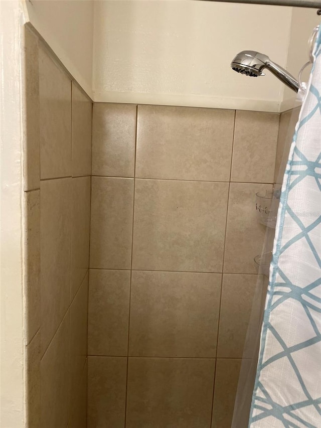 room details featuring a tile shower