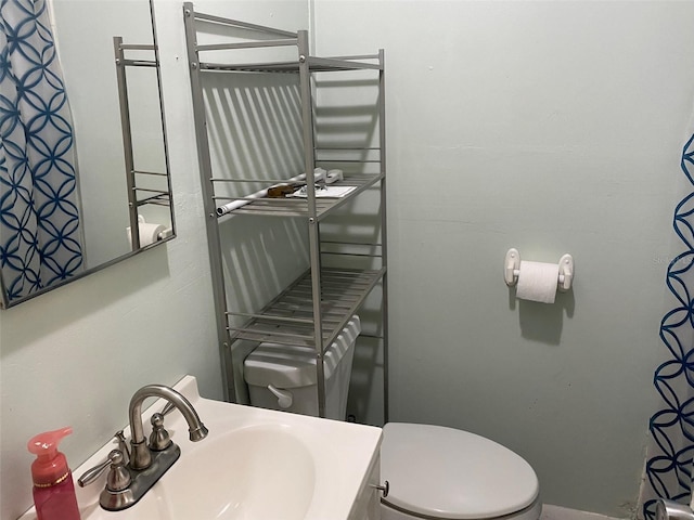 bathroom featuring toilet and sink