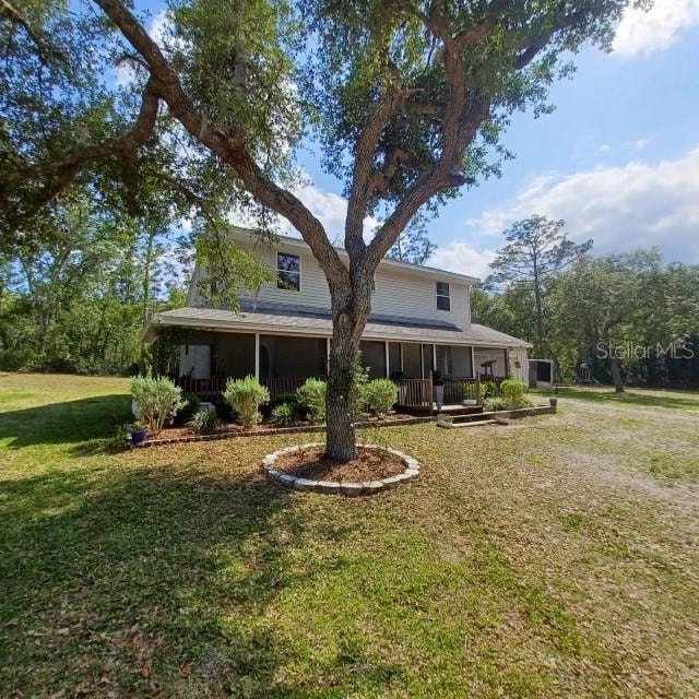 view of front of property featuring a front yard