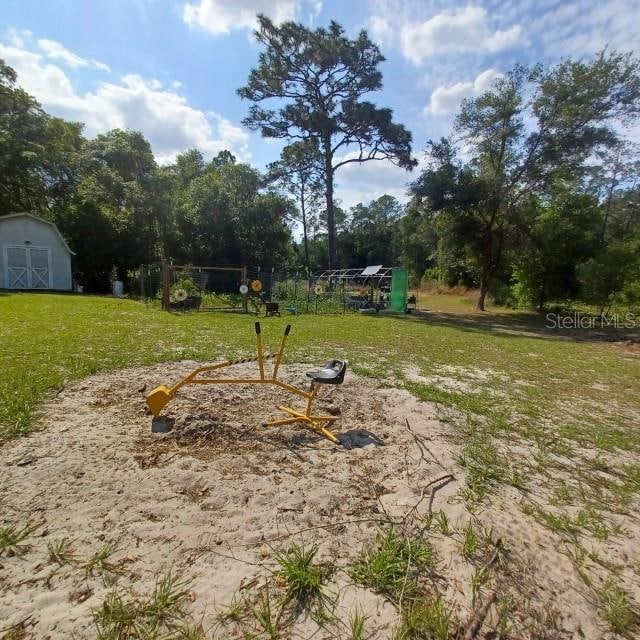 view of yard featuring a shed