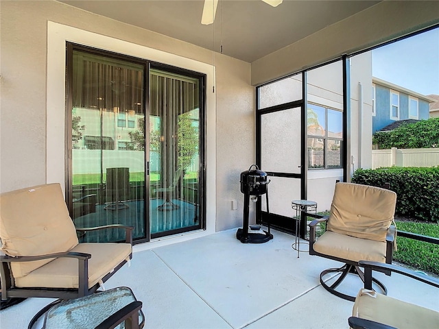 sunroom with ceiling fan