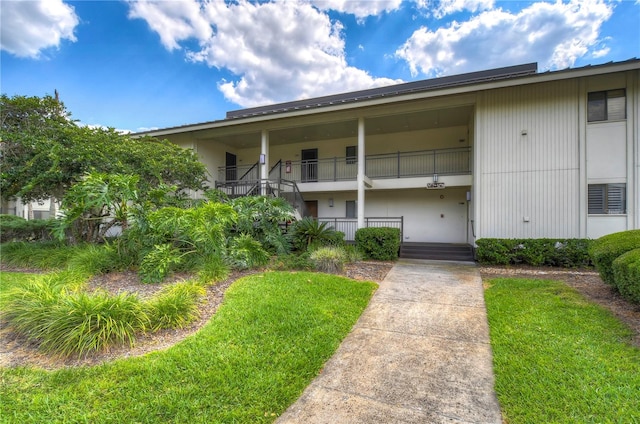 view of front of home featuring a front yard