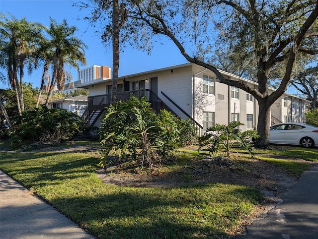 view of side of property featuring a lawn