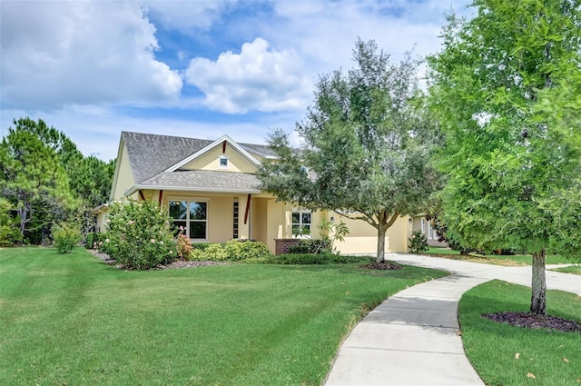 view of front of property featuring a front lawn