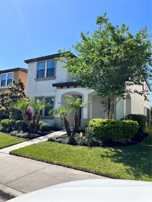 view of front of property featuring a front yard