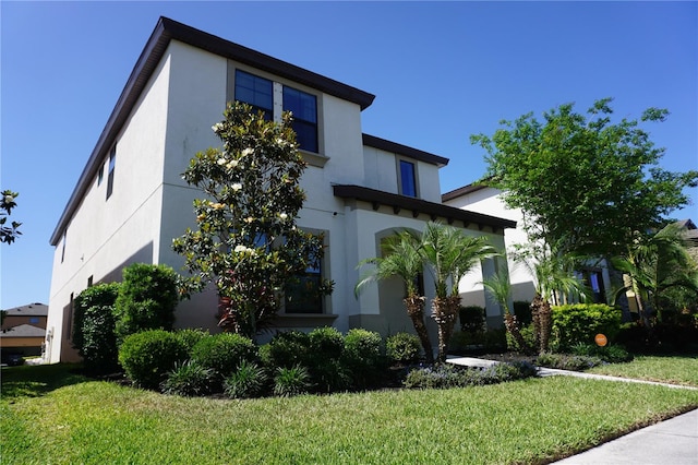 view of front facade featuring a front lawn