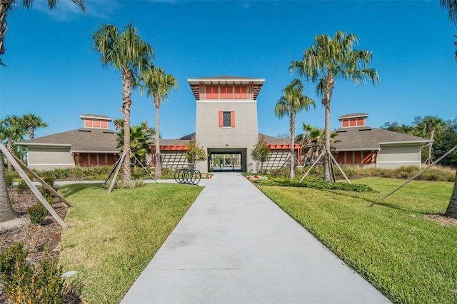 view of front of home featuring a front lawn