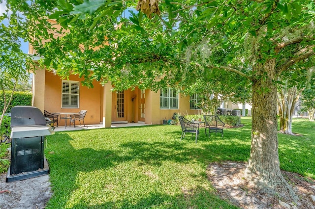 view of yard featuring a patio