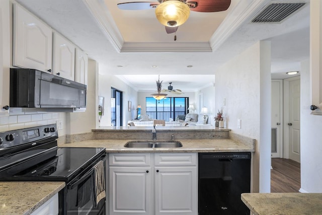 kitchen with crown molding, black appliances, sink, hardwood / wood-style flooring, and ceiling fan