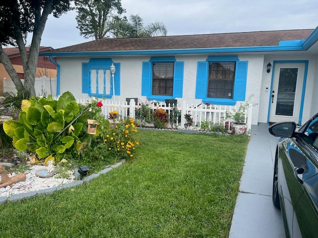 view of front of property featuring a front yard