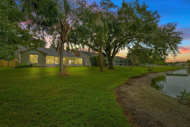 view of yard at dusk