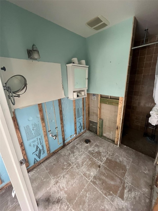 bathroom featuring tile walls