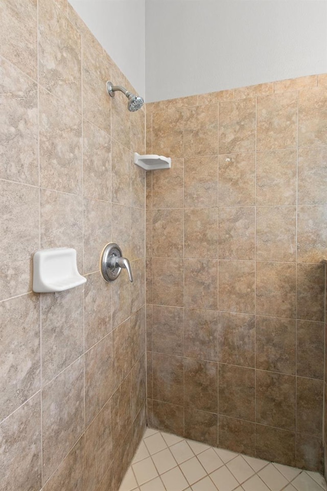 bathroom featuring tiled shower