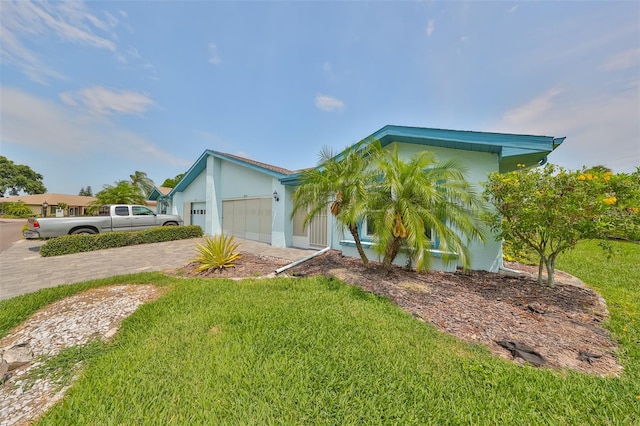 view of front of house featuring a front lawn and a garage