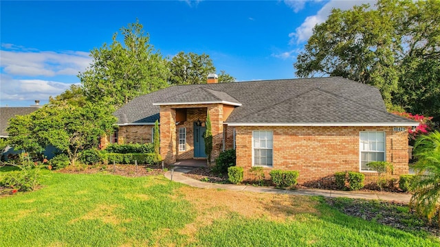 view of front of home featuring a front yard