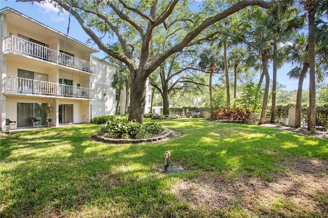 view of yard featuring a balcony