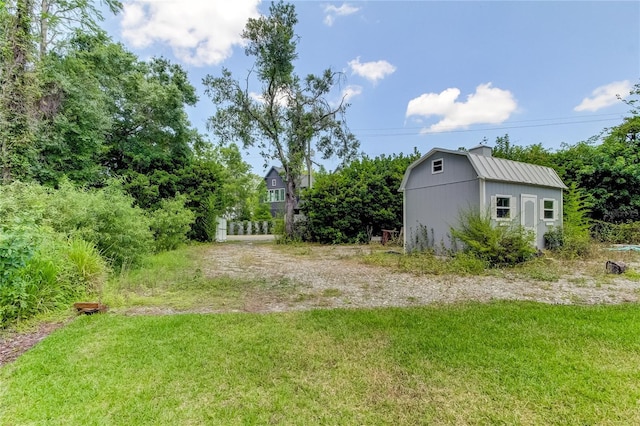 view of yard featuring a storage shed