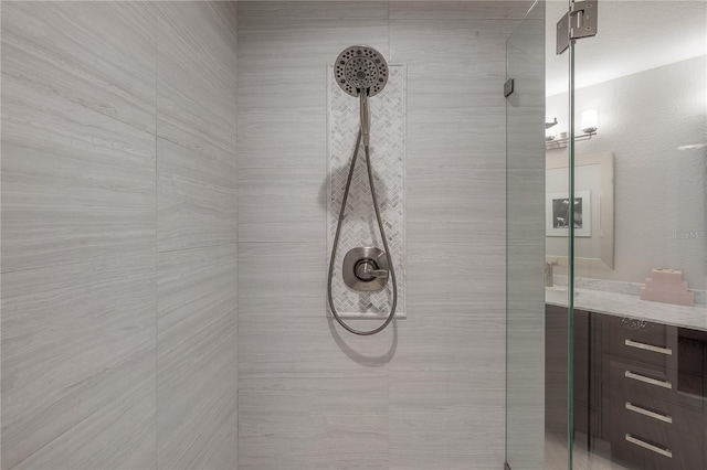 bathroom featuring a tile shower