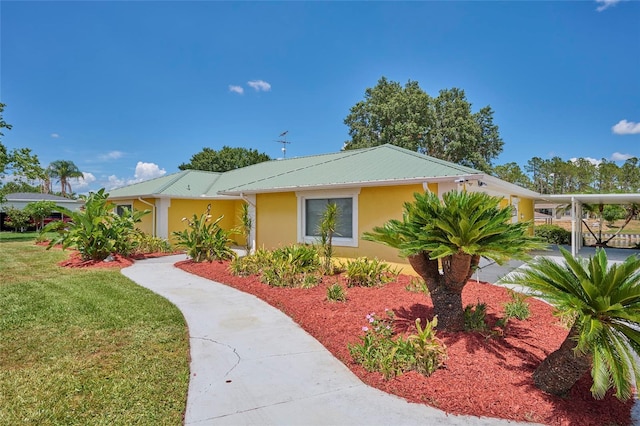 view of front of home featuring a carport and a front lawn