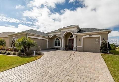 view of front facade featuring a front yard and a garage