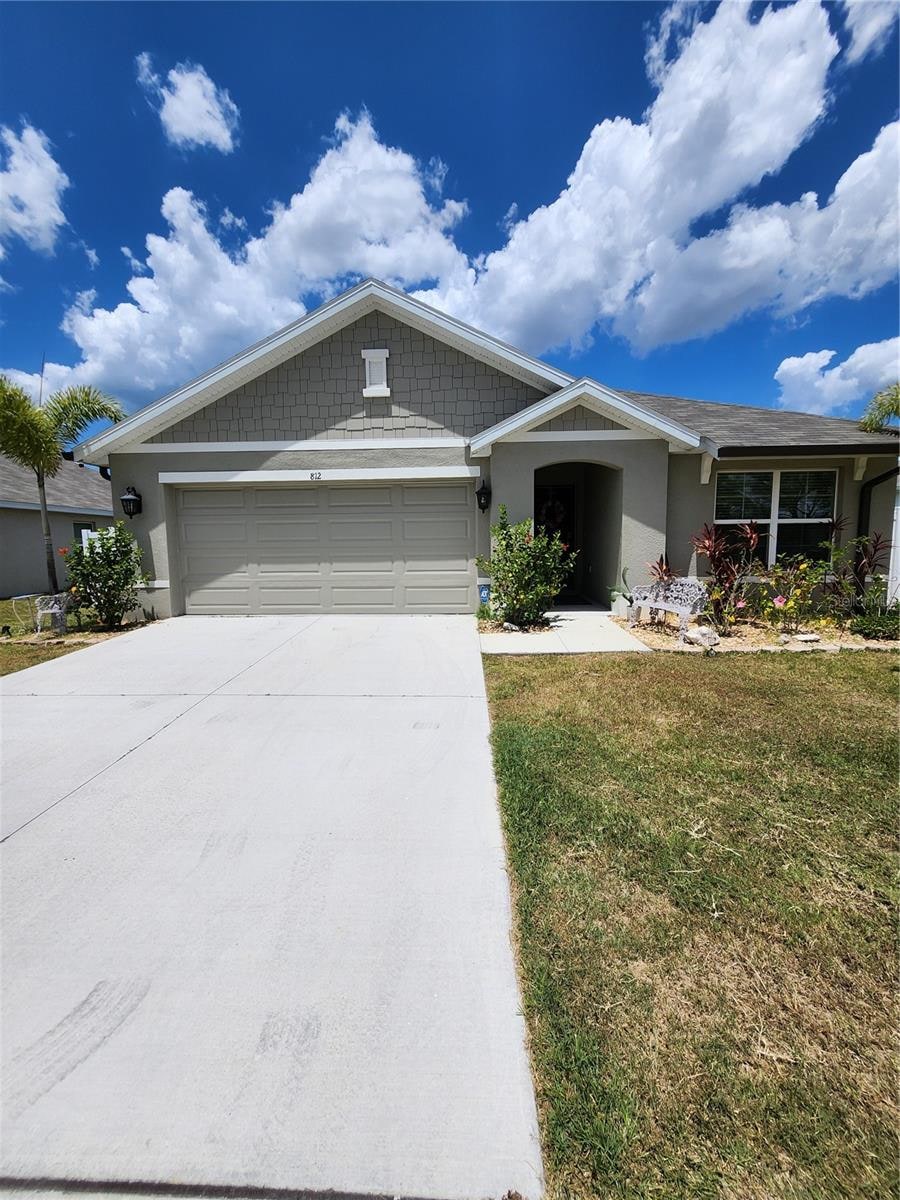 view of front facade featuring a garage and a front yard