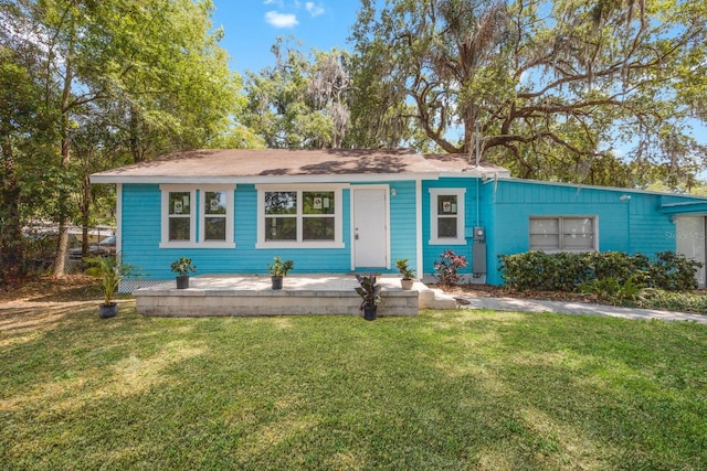 single story home featuring a front lawn