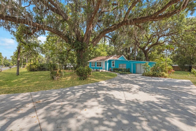 single story home with a front lawn