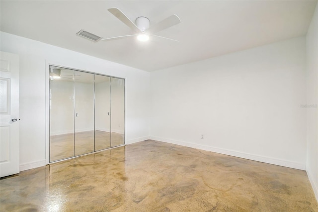 unfurnished bedroom featuring ceiling fan and a closet