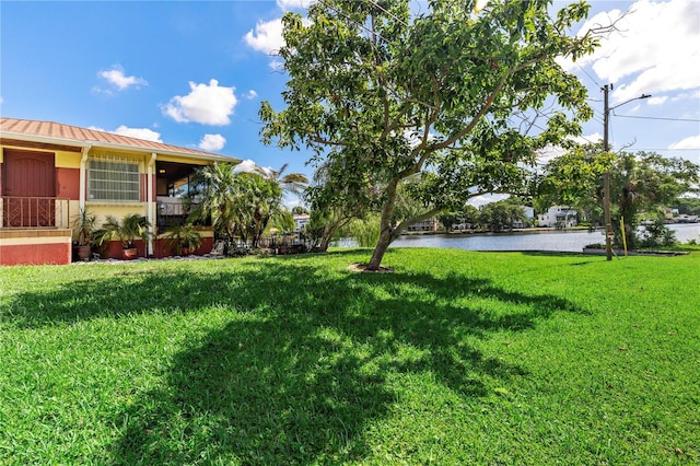 view of yard featuring a water view