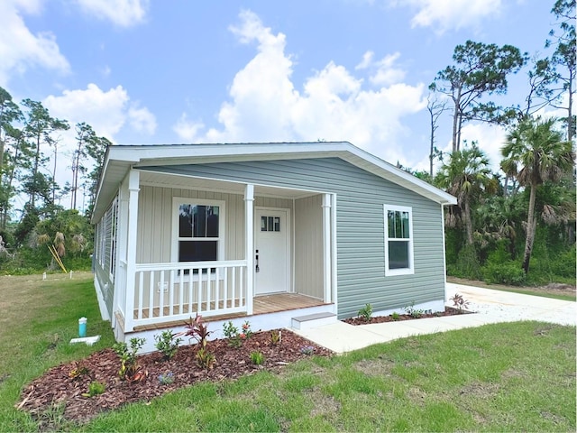 view of front of property featuring a front lawn and covered porch