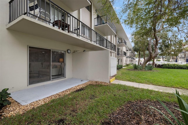 view of yard with a balcony