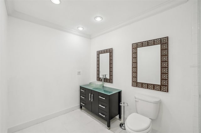 full bath with baseboards, recessed lighting, toilet, and crown molding