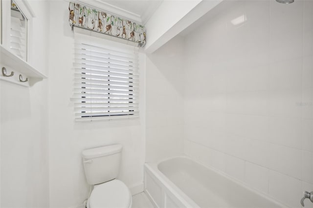 full bath featuring ornamental molding, toilet, and baseboards