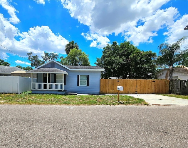 single story home with a porch