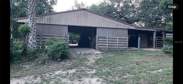 view of outdoor structure featuring a carport, an outbuilding, and an exterior structure