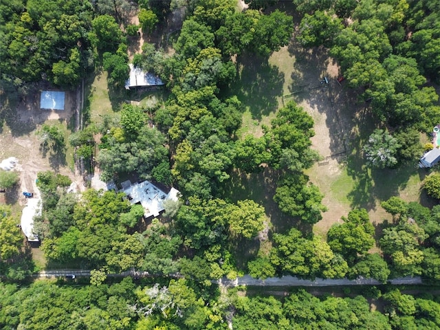 birds eye view of property featuring a forest view