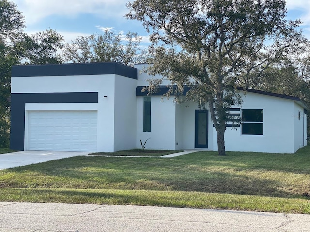 view of front of house featuring a front lawn and a garage