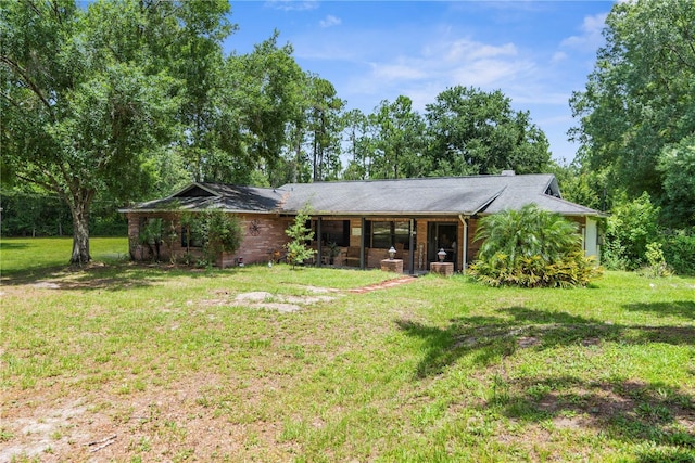 ranch-style house featuring a front yard