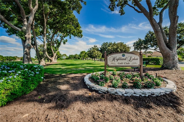 community / neighborhood sign featuring a lawn