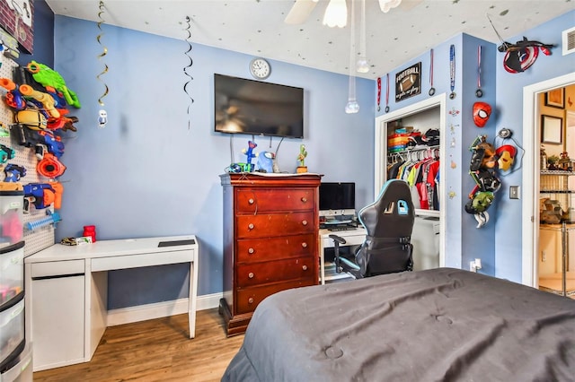 bedroom featuring light hardwood / wood-style floors, a closet, and ceiling fan