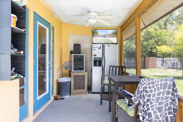 sunroom with ceiling fan