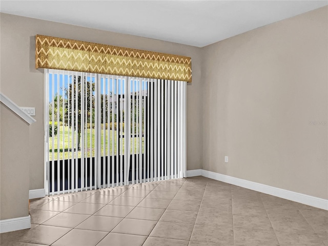 empty room featuring light tile patterned flooring