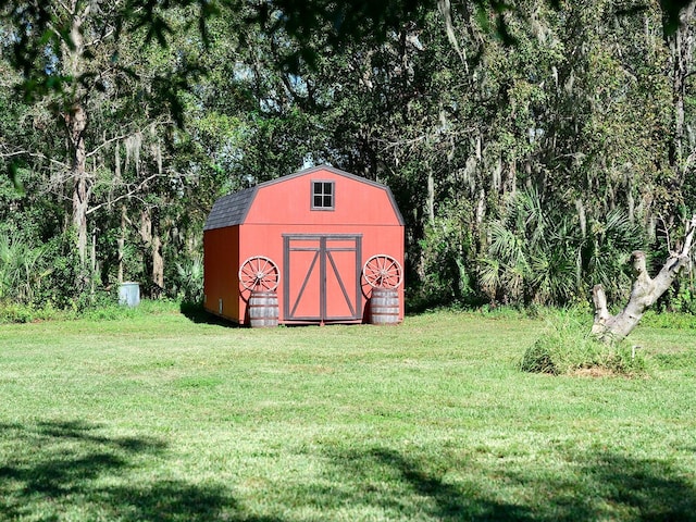 view of outdoor structure featuring a yard