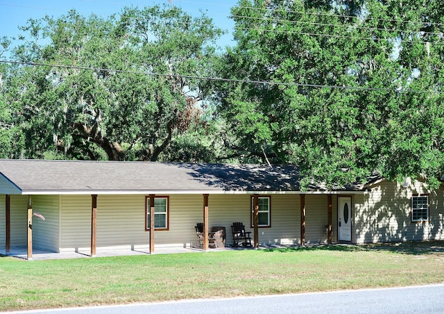 single story home with a front yard