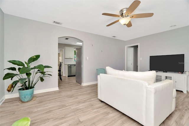 living room featuring light hardwood / wood-style floors and ceiling fan