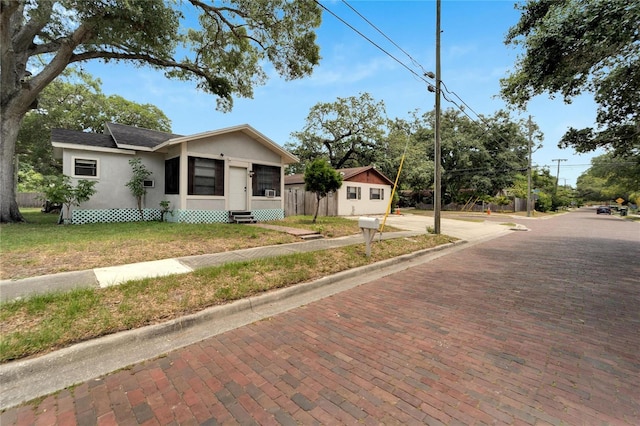 view of front of house featuring a front lawn