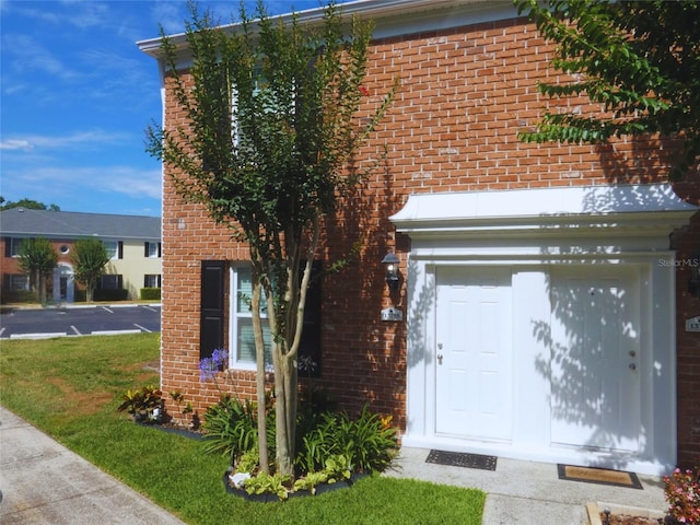 view of front of house featuring a front yard